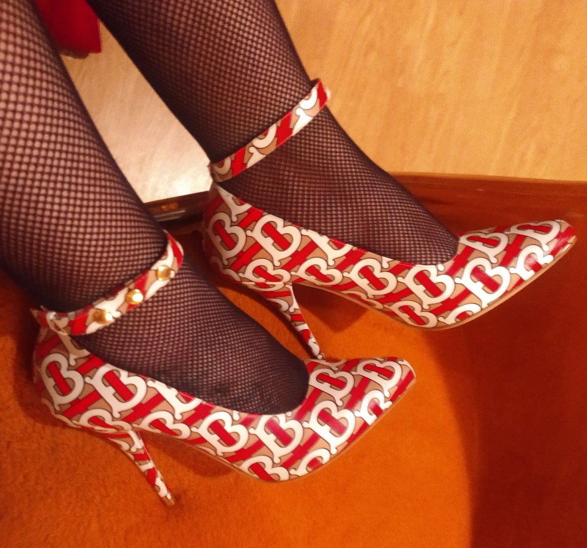chosen_one3788's tweet photo. New shoes #Christmas #heels #burberry #hottodeath MSRP ~.2 eth https://t.co/6hXnvazGCU