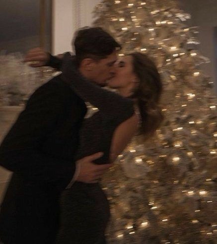 archivejurdan's tweet photo. the king and queen of elfhame enjoying a magic christmas night https://t.co/wdPuN1dpuV