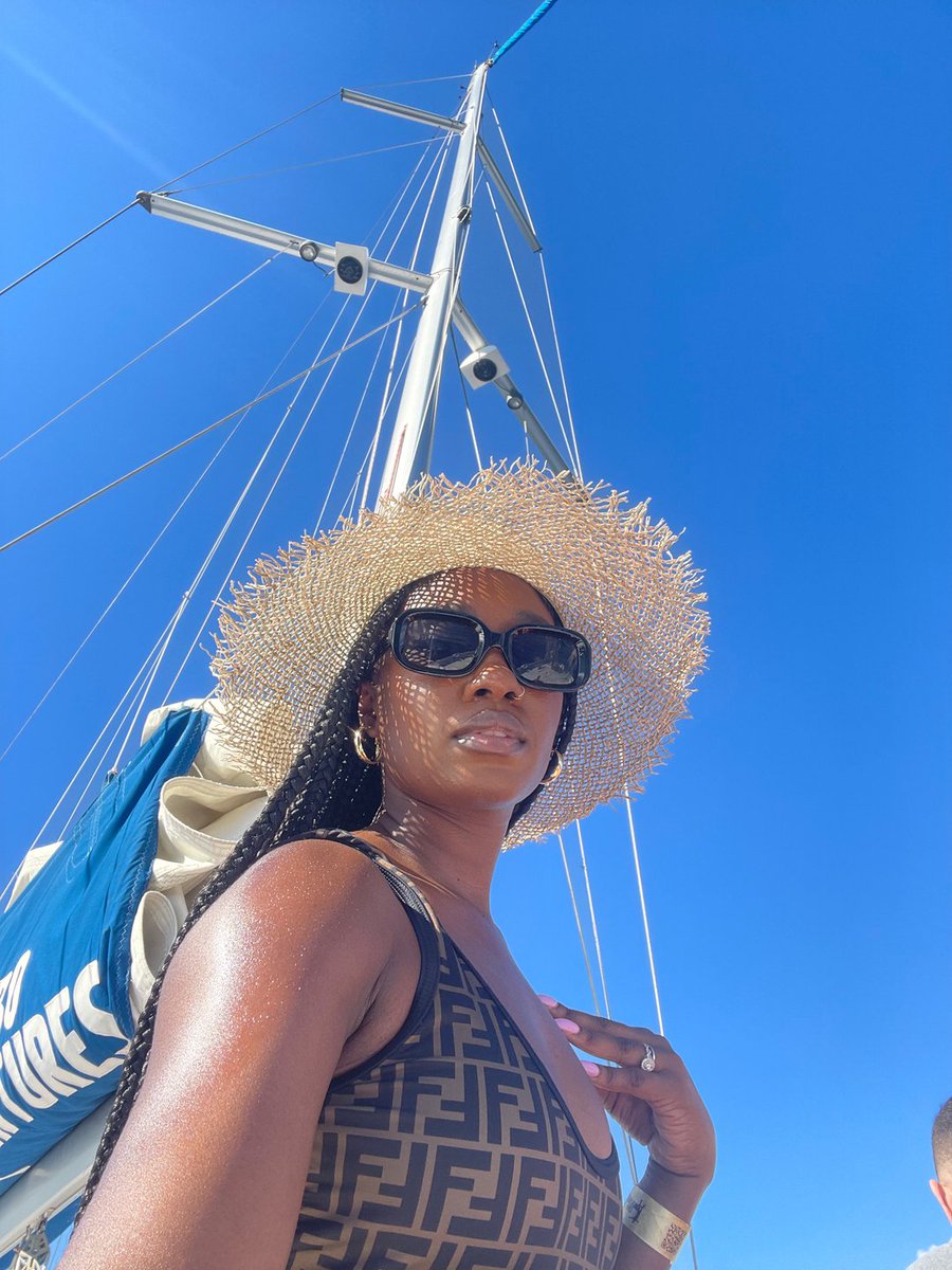 supremeframes's tweet photo. HAPPY HOLIDAYS ✌🏾 .
.
 #fashionblogger #womenempowerment #girlboss #womenentrepreneur #melaninmagic #darkskingirls #outfitoftheday #melaninpoppin #melaninwomen #boxycharm #makeuptutorials #naturalhairstyling #fashionista #melaninskin #outfitinspo #miamibrandambassadors
#thri https://t.co/WOmiUItvV8