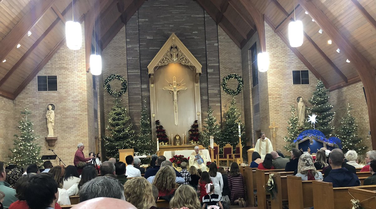 Roberto_M_Jr's tweet photo. Monsignor reading the story of Christmas to the children tonight. 🙏🏼 https://t.co/UTPxqz6ZYr