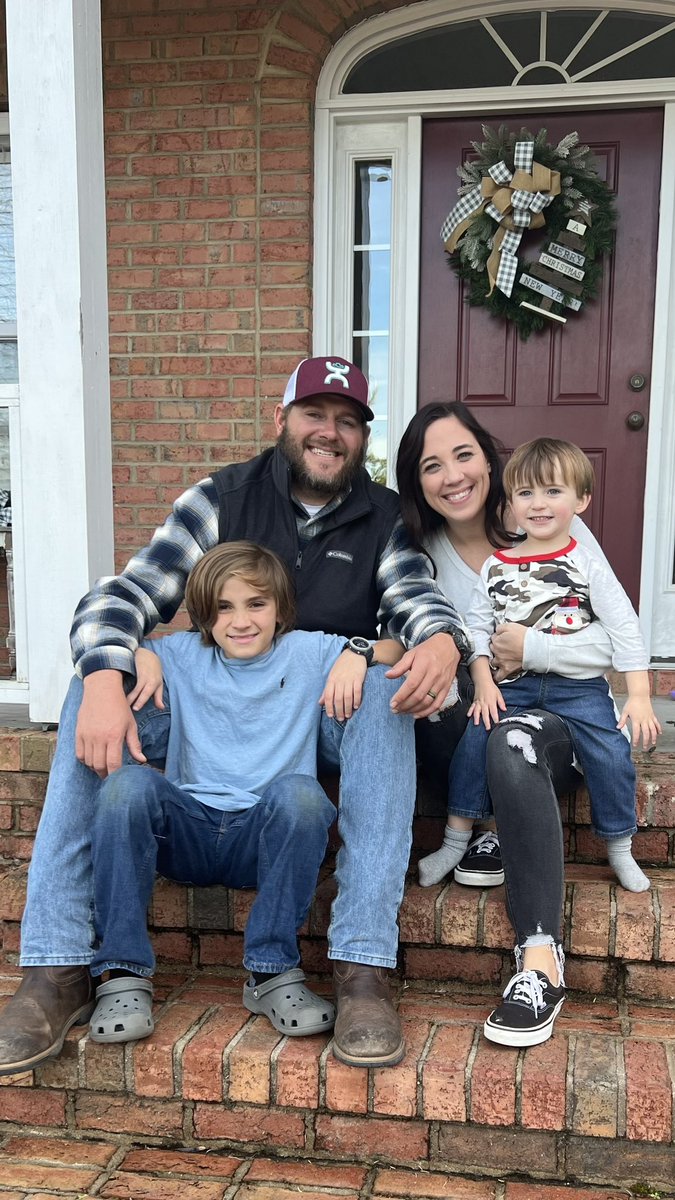 2Tyler_Brown's tweet photo. From our family to yours, want to wish you a very Merry Christmas #thebrowns https://t.co/8h9aBGxo9b