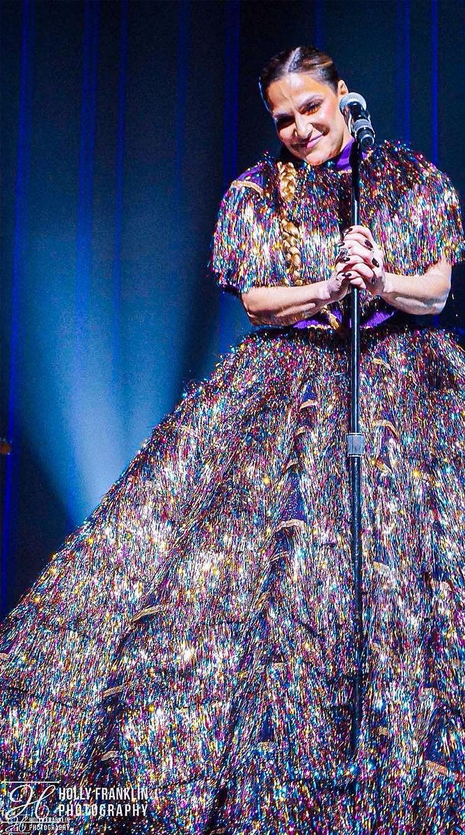 HollyFranklin3's tweet photo. Tinsel…but make it fashion.
•
The. Detail. 💜🤯💜
•
#ShoshanaBean #SingYourHallelujah #TheApollo #TinselTinselTinsel https://t.co/GFmSCTKeoD