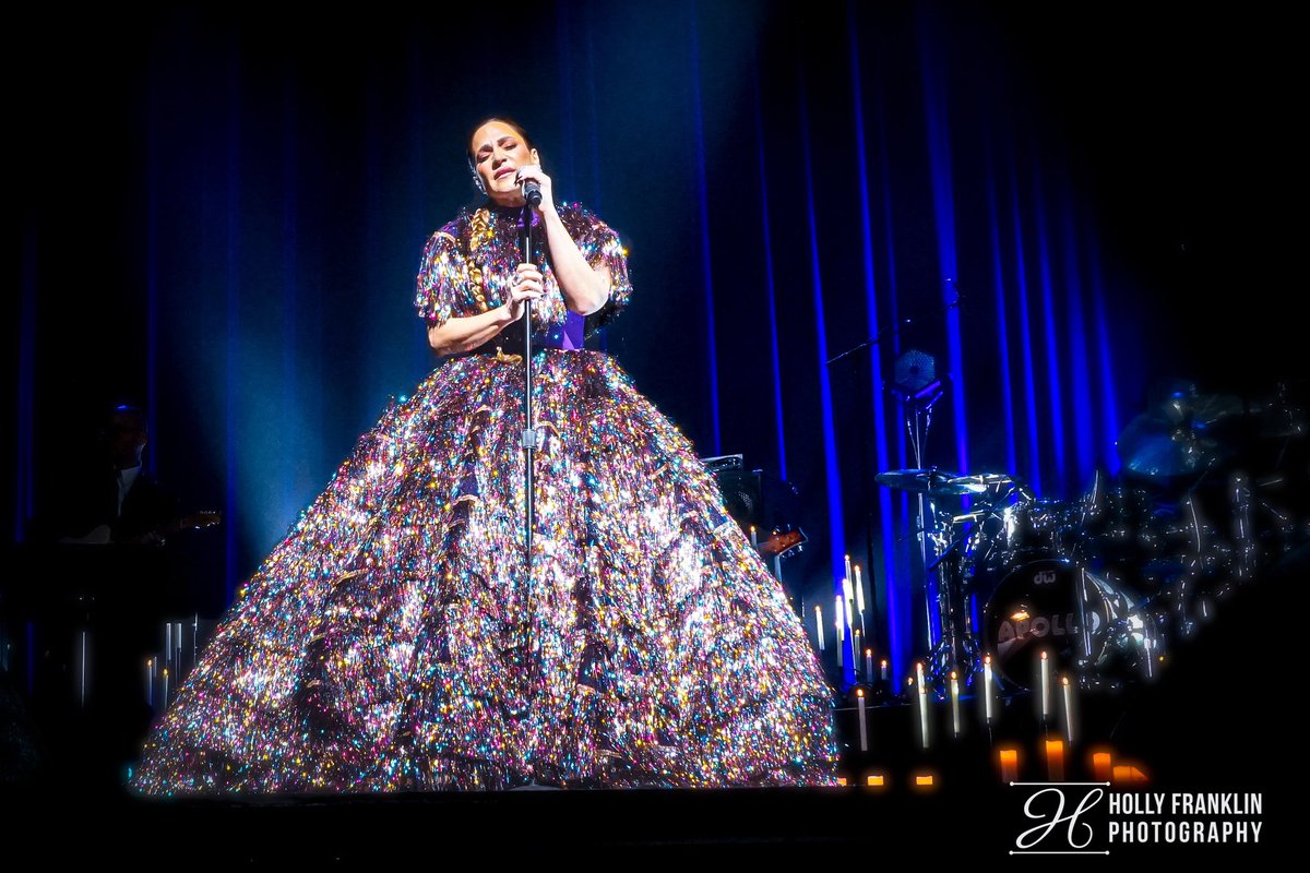HollyFranklin3's tweet photo. Tinsel…but make it fashion.
•
The. Detail. 💜🤯💜
•
#ShoshanaBean #SingYourHallelujah #TheApollo #TinselTinselTinsel https://t.co/GFmSCTKeoD