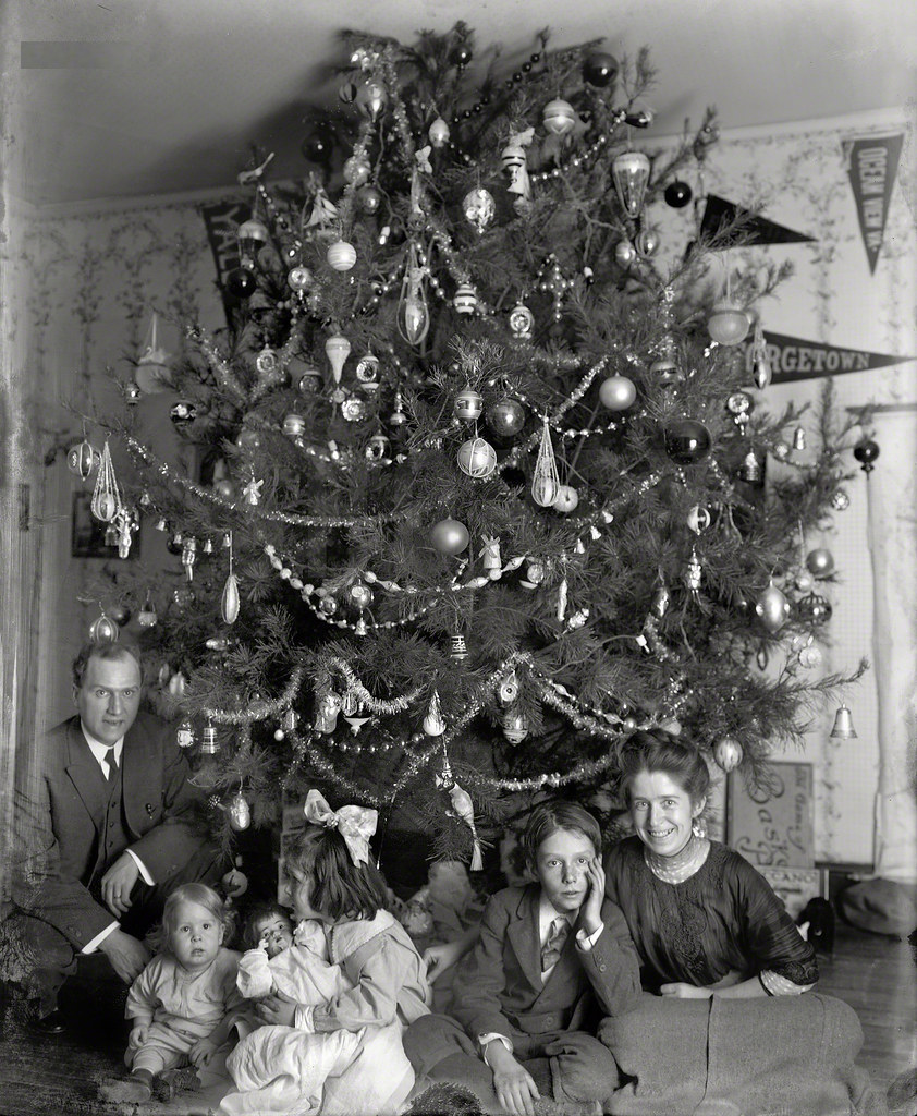 Новый год старые времена. Старинная Новогодняя елка. Старые новогодние снимки. Новогодняя елка в Советском стиле. Старинная Рождественская елка.