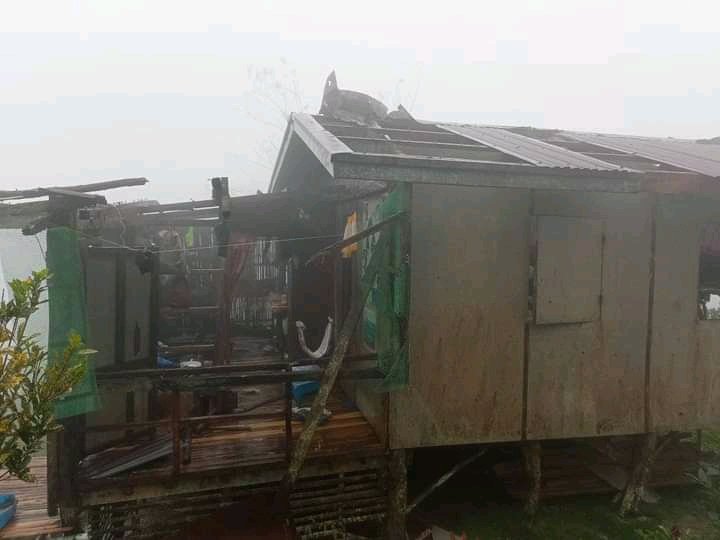 DemeterioY's tweet photo. Merry Christmas Everyone🤗 hoping that someone help us to build a new house😇 were affected in typhoon oddete https://t.co/4a2yi2N7t7