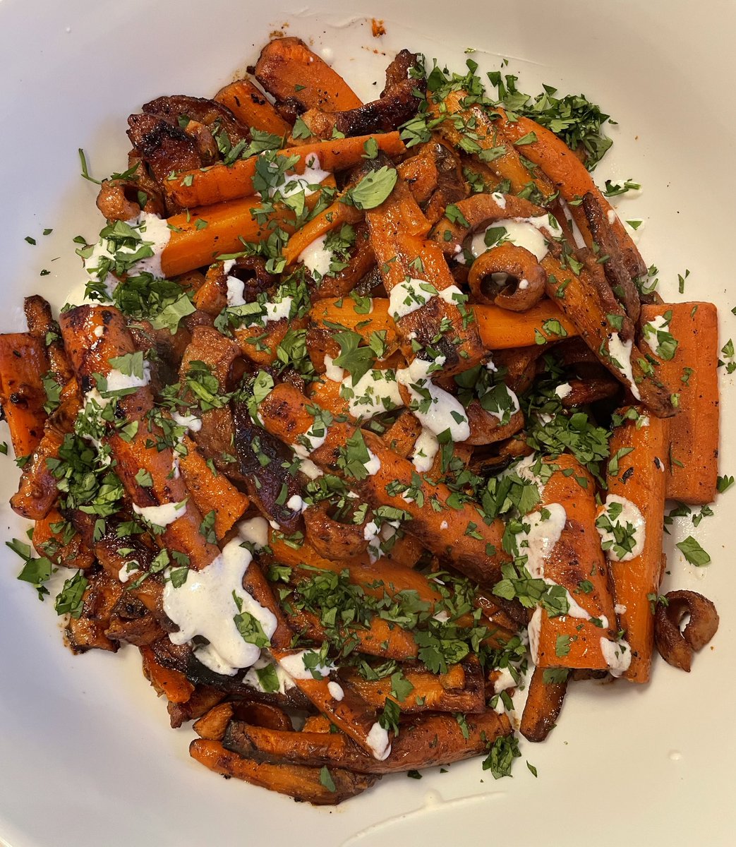 ChefGibsonB's tweet photo. Merry Christmas y’all! Here’s some of the food I prepared for Christmas this year! Made filet mignons with a Salsa Verde and Charred Carrots and Andouille Sausage with a Lemon Garlic Yogurt. Happy Holidays! https://t.co/8J97chuRuE