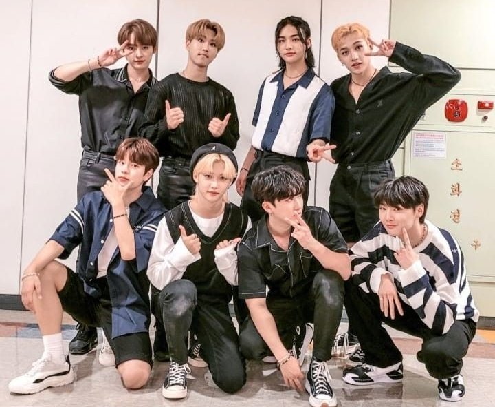 skzstartline's tweet photo. En esta madrugada navideña tenemos los SBS Gayo Daejeon a las 6PM KST (Hay presentaciones especiales, no se lo pierdan 😉😉)

06:00 PM 🇰🇷
03:00 AM 🇬🇹🇭🇳🇳🇮🇨🇷🇸🇻🇲🇽
04:00 AM 🇨🇴🇵🇦🇵🇪🇪🇨
05:00 AM 🇨🇺🇻🇪🇧🇴🇩🇴
06:00 AM 🇧🇷🇺🇾🇦🇷🇨🇱🇵🇾
10:00 AM 🇪🇸

📎https://t.co/XNKCB1gdCt
📎https://t.co/2FPV2u9oKw https://t.co/nmqNSxW1hs