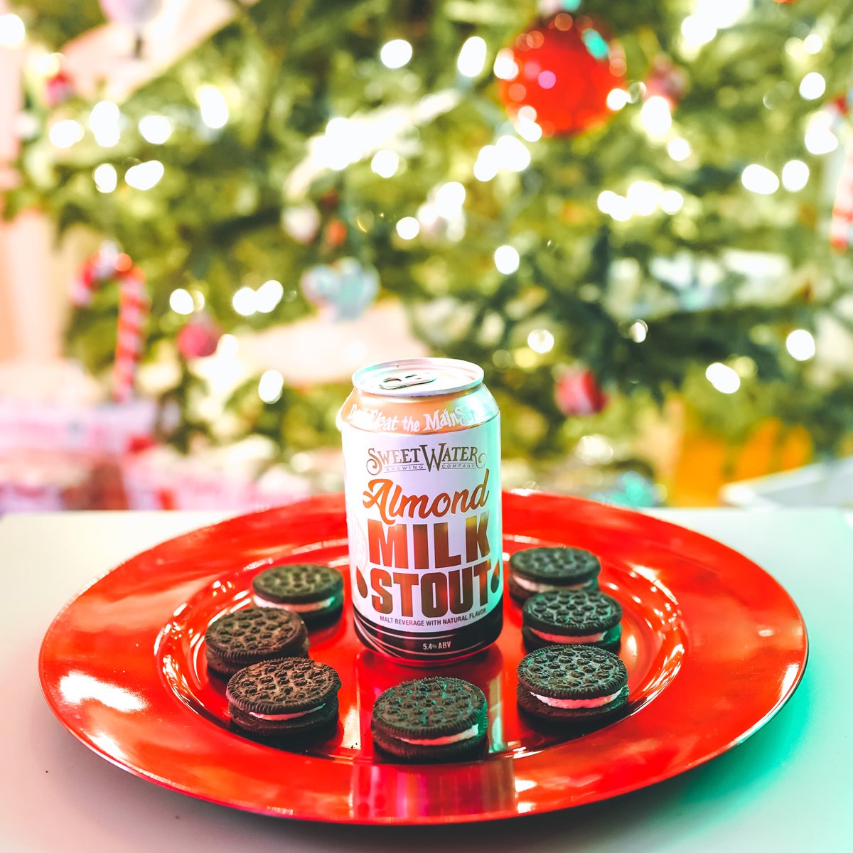 hoplightsocial's tweet photo. Santa, we hope you enjoy this Almond Milk Stout by @sweetwaterbrew as much as we do! This is a new take on the classic milk-stout with natural almond flavor and it’s on our nice list. 🎅🍪🍺 #12DaysOfChristmasBeers
#craftbeer #gabeer #sweetwaterbrew #christmaseve #hoplightsocial https://t.co/4qm3dSCooI