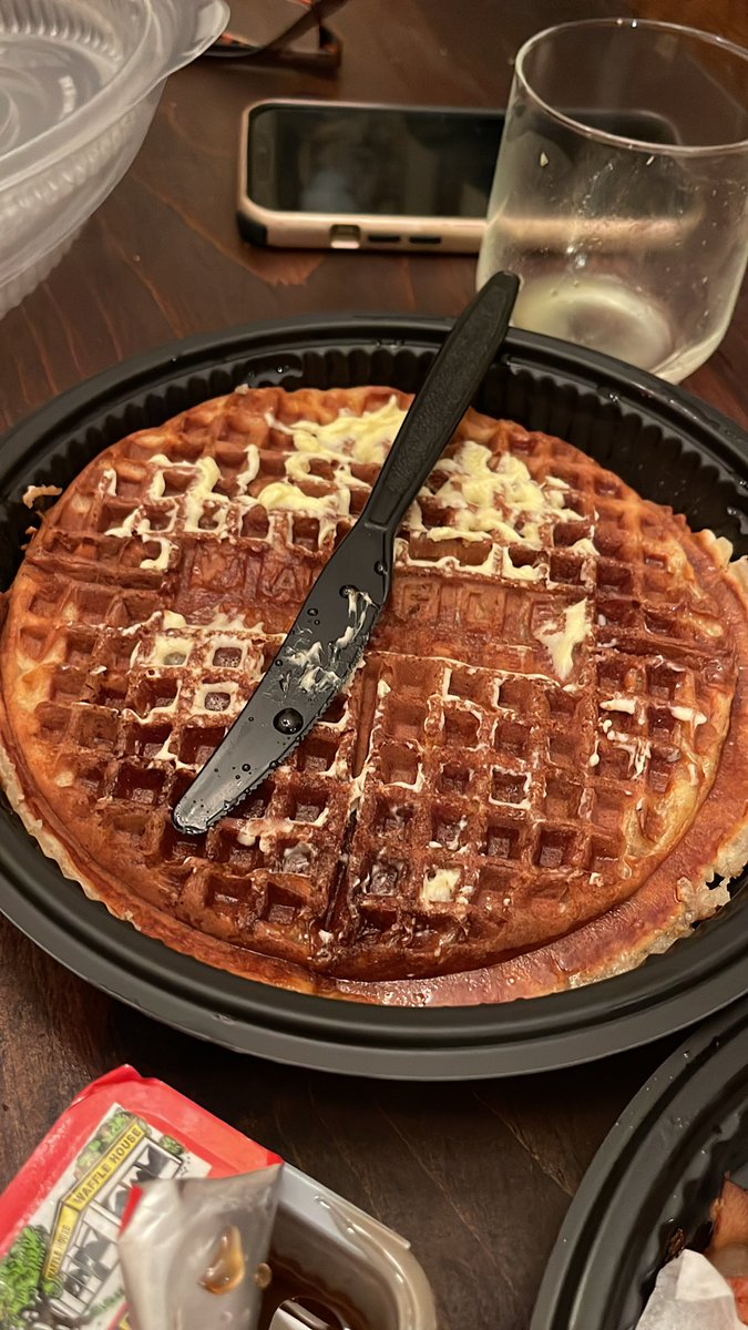 MenLargeFeet's tweet photo. Burned / can a person who makes waffles everyday not notice????@WaffleHouseNews https://t.co/YCDPXU5Zfo