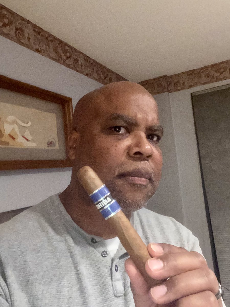 TMac19891999's tweet photo. What better way to top off a great Christmas Eve dinner than with a little “blue” to go with red and green? Happy Holidays, everyone! #CohibaBlue #CigarAndExpresso #EnjoyTimeWithFamily #MerryChristmas https://t.co/hIrfu1UfKU