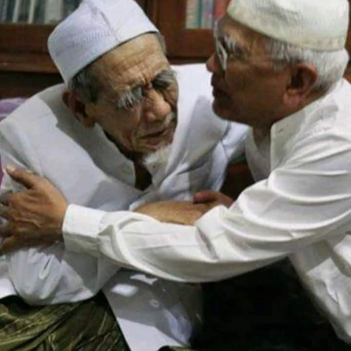 Orang yang zuhud adalah yang melihat orang lain, kemudian dia berkata; orang itu lebih baik dariku. 

(Imam Hasan Al Basri)