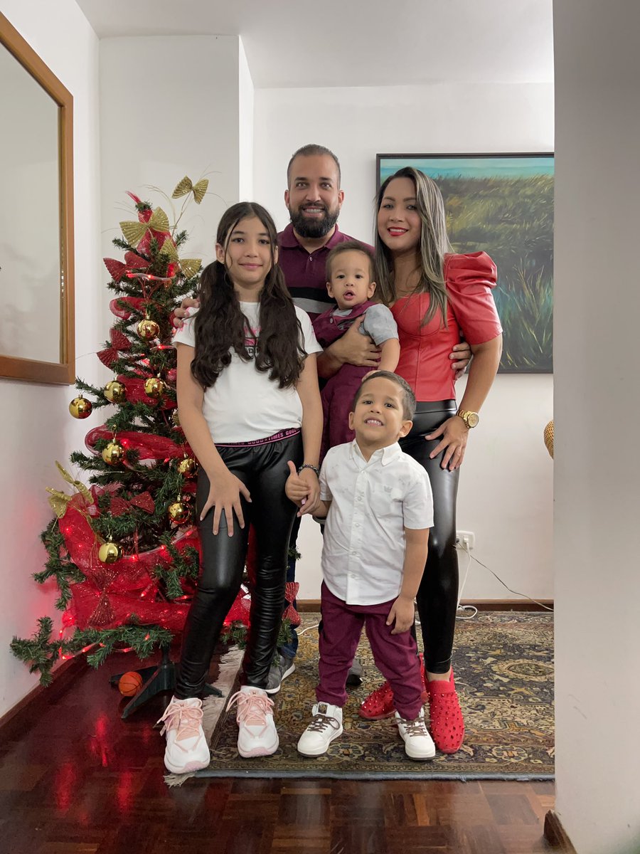 felipejorge2021's tweet photo. Quiero desearle en nombre de mi esposa y mis hijos una feliz navidad y un próspero Año Nuevo para cada uno de ustedes al lado de sus seres queridos.

#feliznavidad #familia #compartirnavideño #venezuela #caracas https://t.co/0Iyw3OgAyQ