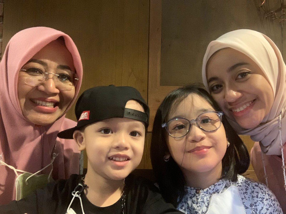 Intsiawati's tweet photo. Selamat pagi sahabat, salam sayang dari Kakak Biju dan Adek Keno…

Happy weekend

#DPDRI #intsiawati #happyweekend https://t.co/zfm9jrwTo3