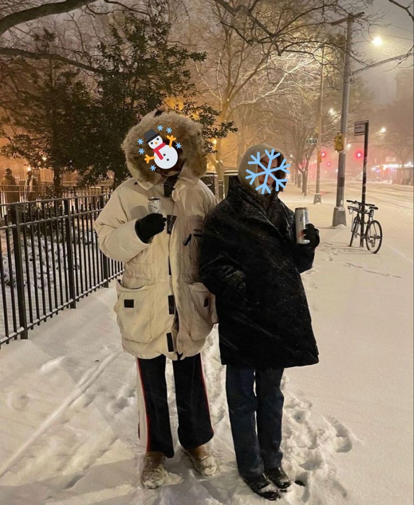 —Vía IG—

Ayer en la encendida del árbol navideño de la villa con <a href="/MatthewHealyB/">M a t t y</a> antes de una caminata muy fría.