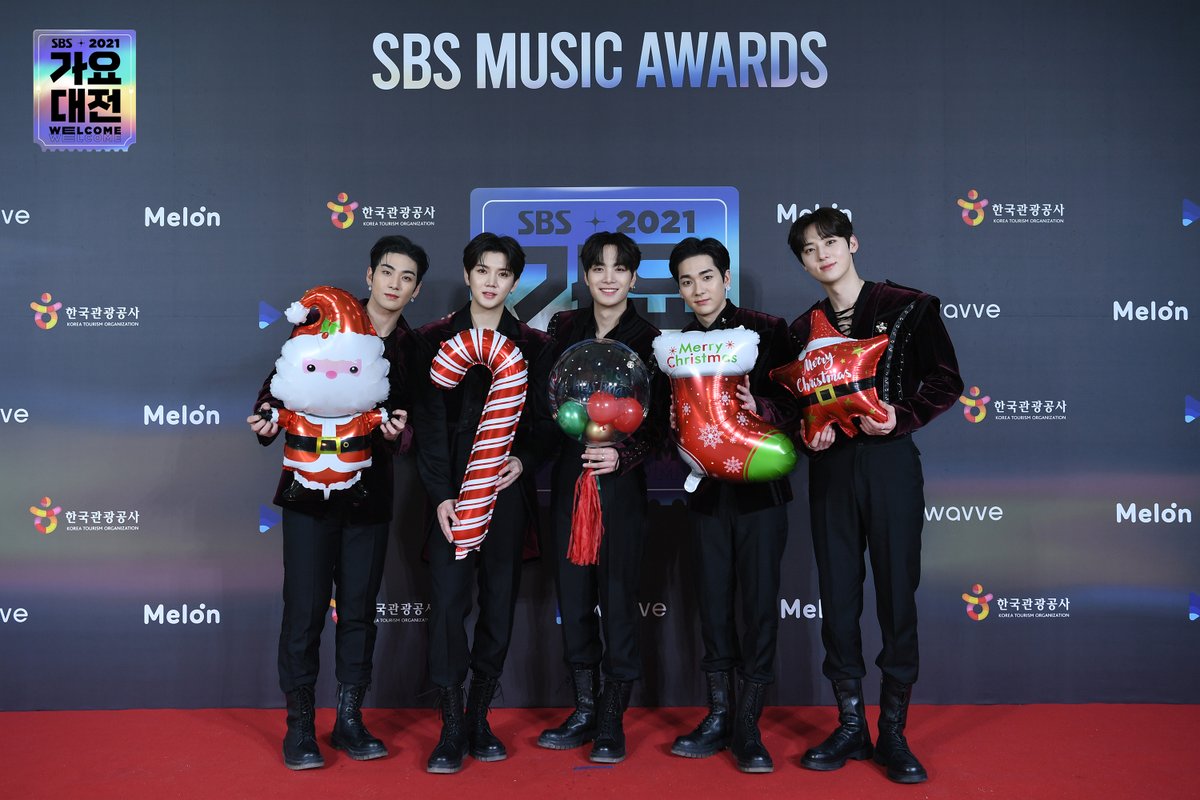 SBSNOW's tweet photo. <2021 SBS 가요대전> 크리스마스 포토월🎄
#뉴이스트 #NUEST

2021 SBS <가요대전>
☞ 12월 25일 [토] 저녁 6시 방송

#SBS가요대전 #2021가요대전 #가요대전 https://t.co/bsIwrN7DIY