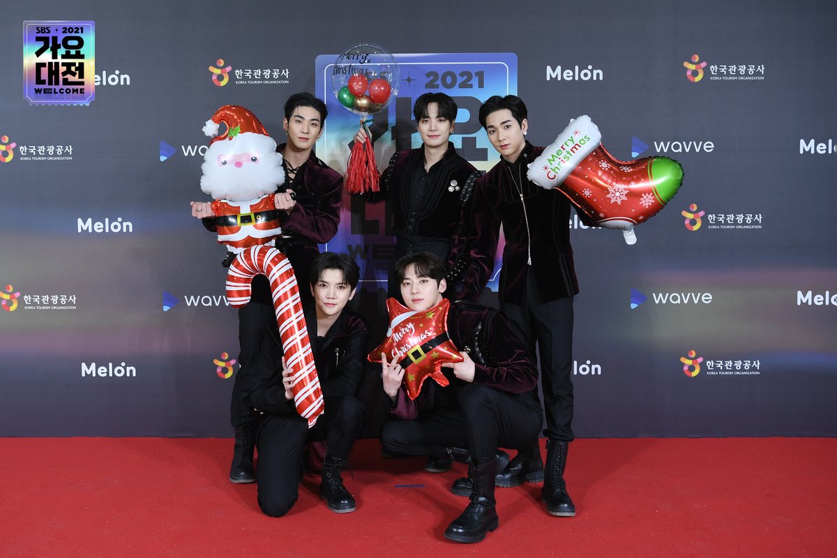SBSNOW's tweet photo. <2021 SBS 가요대전> 크리스마스 포토월🎄
#뉴이스트 #NUEST

2021 SBS <가요대전>
☞ 12월 25일 [토] 저녁 6시 방송

#SBS가요대전 #2021가요대전 #가요대전 https://t.co/bsIwrN7DIY