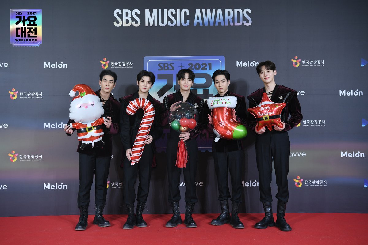 SBSNOW's tweet photo. <2021 SBS 가요대전> 크리스마스 포토월🎄
#뉴이스트 #NUEST

2021 SBS <가요대전>
☞ 12월 25일 [토] 저녁 6시 방송

#SBS가요대전 #2021가요대전 #가요대전 https://t.co/bsIwrN7DIY