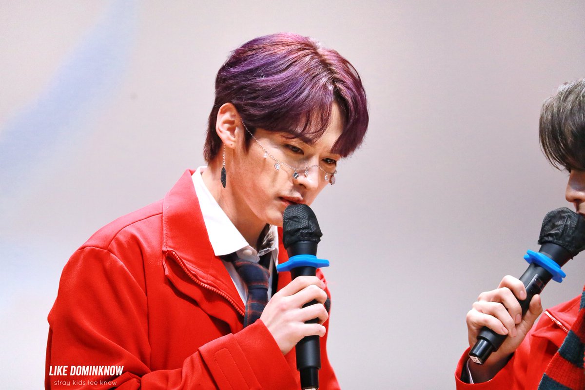 likedominknow98's tweet photo. 211218 뮤직플랜트 팬사인회 🎤 

#스트레이키즈 #리노
#StrayKids #LeeKnow https://t.co/bbW69k6uyA