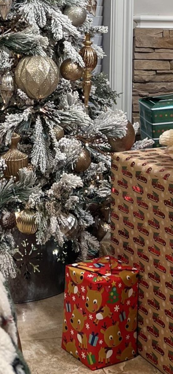 JonTechno's tweet photo. By the way notice how dry, how bleak the gold is in those Christmas decorations, look at how ugly the red color looks on that reindeer wrapped present, the room is lit by warm bulbs yet the image looks so pale, this a whole other set of problems I have with the iPhone camera https://t.co/mHDdzpBwPs
