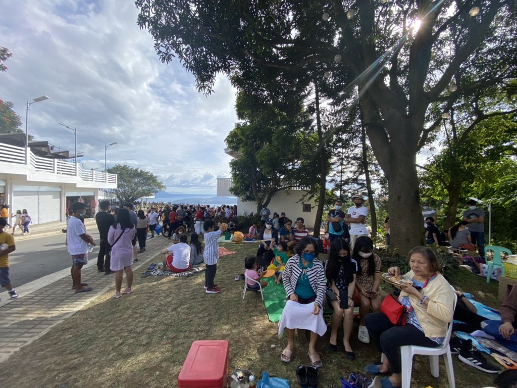 TristanNodalo's tweet photo. Merry Christmas🎄

Filipino families flock to Tagaytay's picnic grove on Christmas Day. 

An estimated 7,000 people visited the area or that's 50% of their capacity according to the park's management @cnnphilippines https://t.co/zKGtTWcwH8