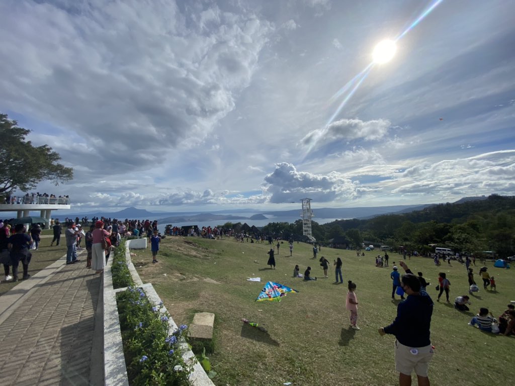 TristanNodalo's tweet photo. Merry Christmas🎄

Filipino families flock to Tagaytay's picnic grove on Christmas Day. 

An estimated 7,000 people visited the area or that's 50% of their capacity according to the park's management @cnnphilippines https://t.co/zKGtTWcwH8