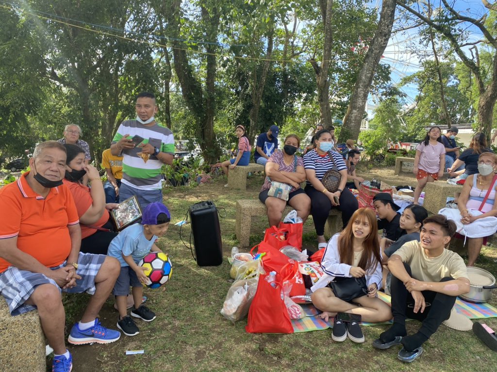 TristanNodalo's tweet photo. Merry Christmas🎄

Filipino families flock to Tagaytay's picnic grove on Christmas Day. 

An estimated 7,000 people visited the area or that's 50% of their capacity according to the park's management @cnnphilippines https://t.co/zKGtTWcwH8