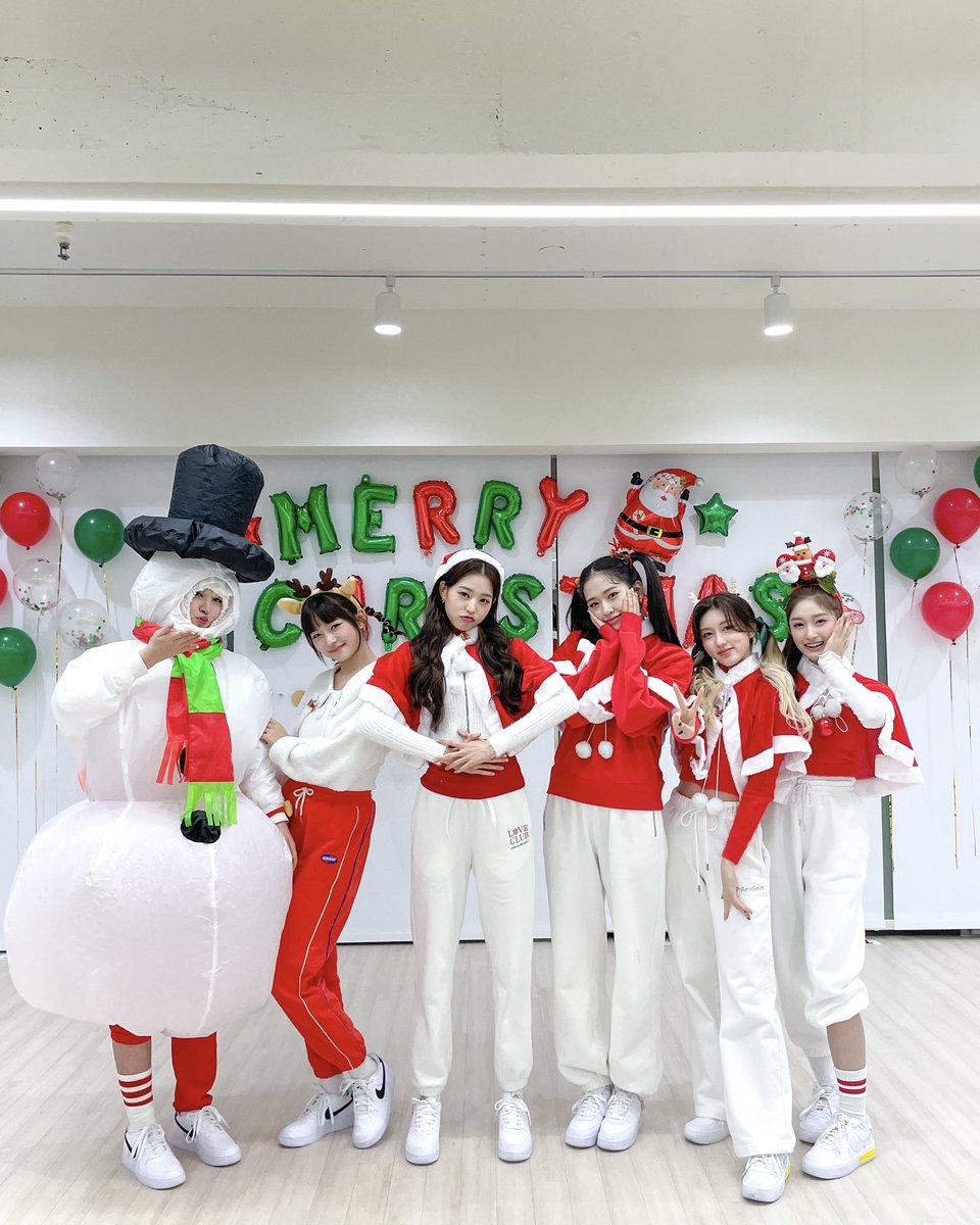 IVEstarship's tweet photo. 📸 
IVE ‘ELEVEN’ CHRISTMAS VER.☃️

DIVE INTO CHRISTMAS 🎁
다이브와 아이브가 처음으로
함께 보내는 크리스마스🎄
완전 메리하잖아버리기~!❤️💚

#IVE #아이브 
#ELEVEN #IVE_ELEVEN https://t.co/iTKTgHknL8