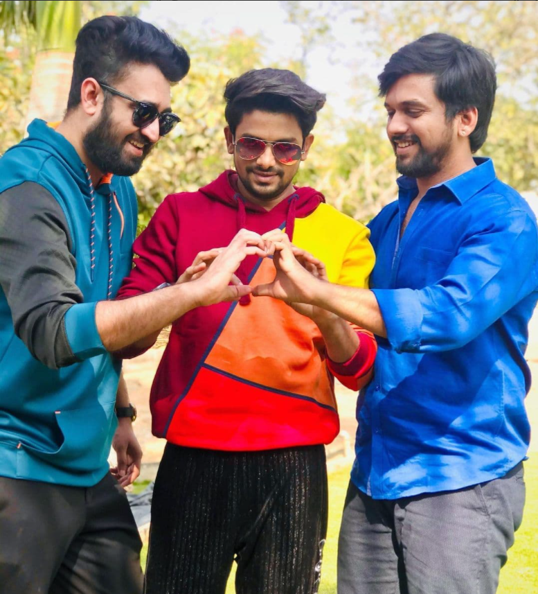 phoolkumaripink's tweet photo. Please everyone, remember that #VJSunny is trying his best to meet every fan after leaving #BiggBossTelugu5 

He doesn't have access to his phone so he doesn't truly understand his social media craze, but he lets us know his love for us in every interview!

Spread love ❤, anthey https://t.co/QNzwX3hqEH