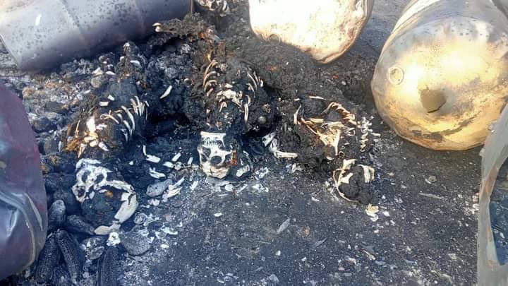 Soeyell3's tweet photo. tw // graphics
SAC burned down civilians including children &amp; women with the vehicles in Moso village, Phruso Tsp during the clash with KNLA on Dec 24. The victims can’t be identified yet as only burnt bones are left.
#Dec25Coup  
#WhatsHappeningInMyanmar https://t.co/6Fp2YVMzTQ https://t.co/CwvNZN9nxA