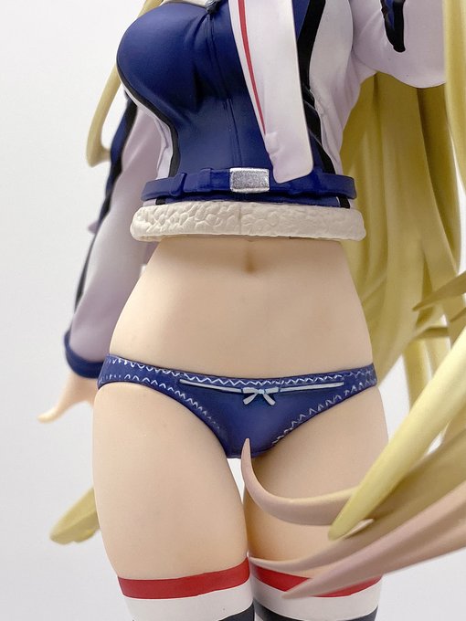 パンツは元々、紺一色の味気ない塗装だったので
自分でホワイトと陰影を塗りました(*'ω`*)
近くで撮るとアラが目立ちますが実物は割といい感じです。 