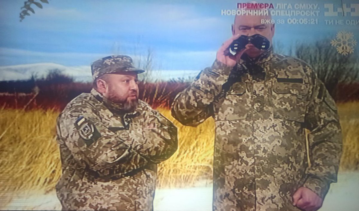 Мені хтось пояснить одну річ… На якої підставі, ці два клоуна вдягли військову форму ЗСУ? Не просто камуфляж, дубок наприклад, а саме форму діючій армії?! Знов вирішили глузувати з тих, хто тримає небо для України?