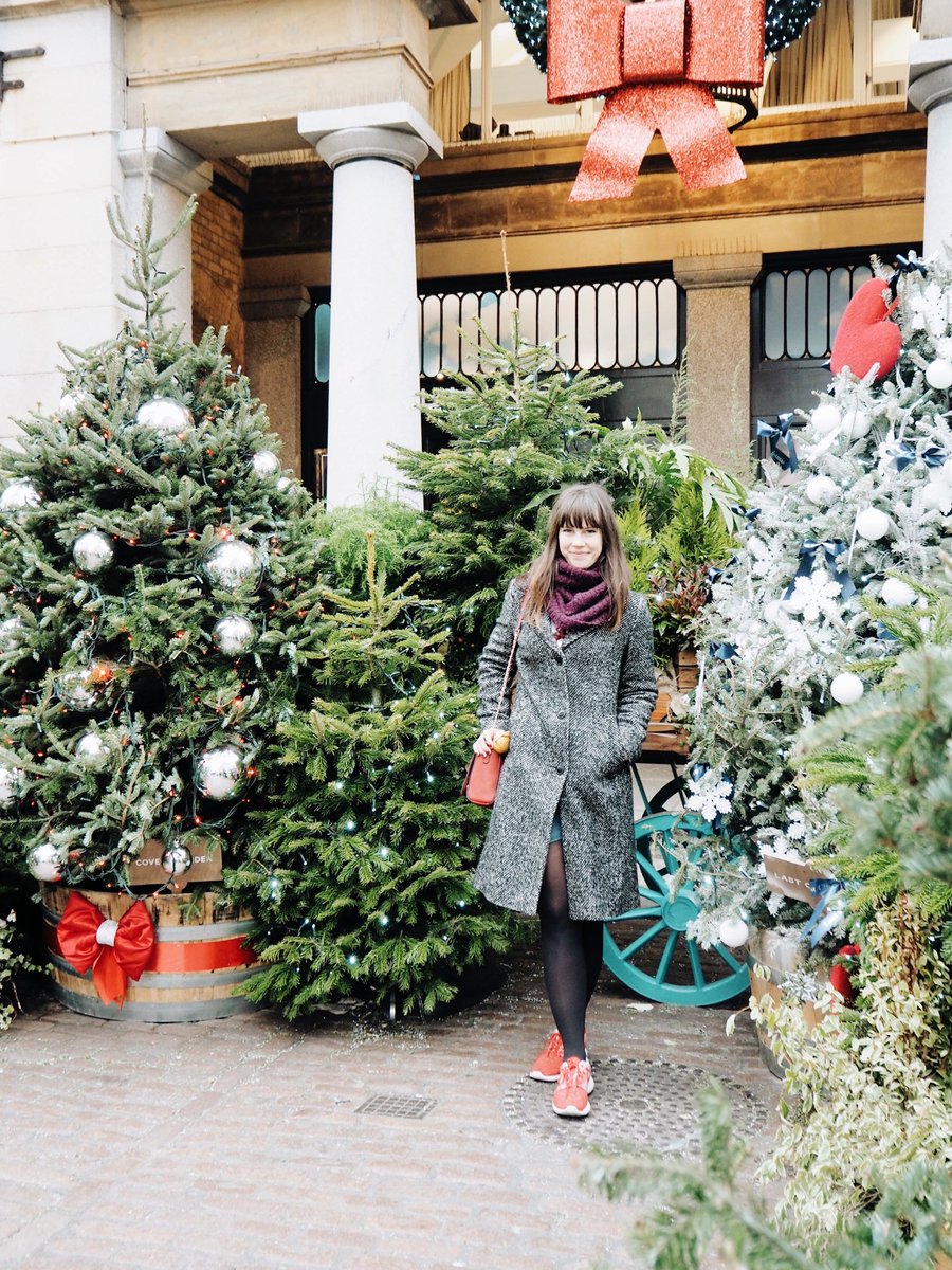 KateJurosz's tweet photo. Krasny prvni den Vanoc vam preje jedna stastna, predcovidova Katka z Covent Garden. 🎄✨🥲 #apartridgeinapeartree https://t.co/SdvNAWsqqe