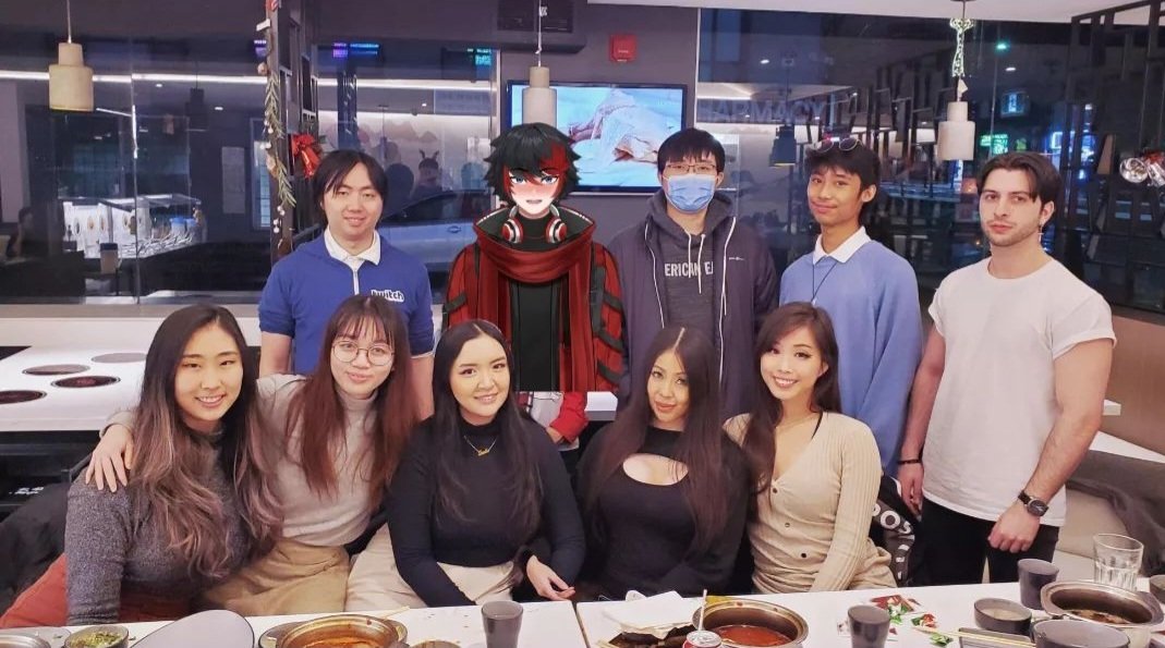 NiineTV's tweet photo. Met some fans today, unfortunately none of them paid me money for the pictures #scammed https://t.co/FVCNZVlJI2