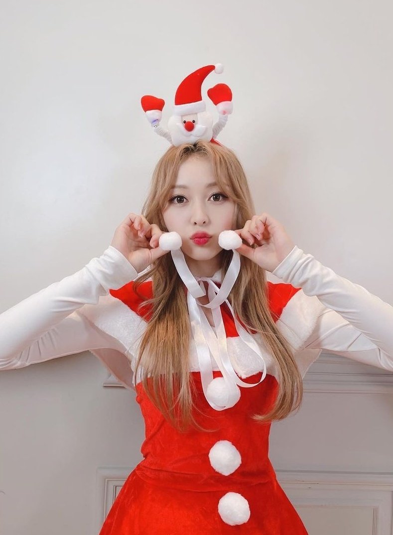 OYSLOOKS's tweet photo. It's her! Yoona! Yoona's Christmas gift for Rainboo! 

#YOONA #유우나 @bugAboo_offcl https://t.co/BWflhwooTj