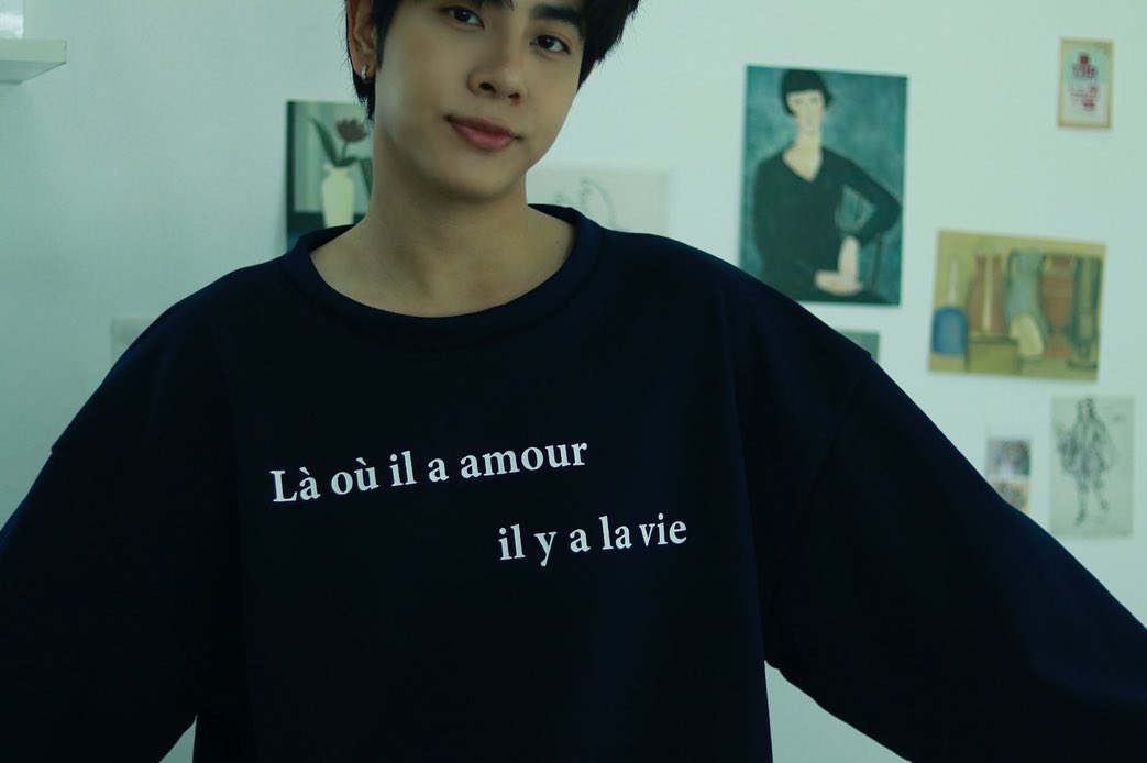 MixOfficialFC's tweet photo. PRE–ORDER #xiwofficial 🤲🏻💙
“ XIW QUOTES SWEATER COLLECTION” is now available.

🗓 : 25 December - 3 January
⏰ : 10.00 AM

💌 PRE-ORDER NOW!
🖇 : https://t.co/7slkUAUeUU

IG : xiw.official (Update)
🖇 : https://t.co/H5WfqLymP5

#mixxiw @wixxiws
#ส่วนผสมของมิกซ์ https://t.co/cZAMKYqYCz