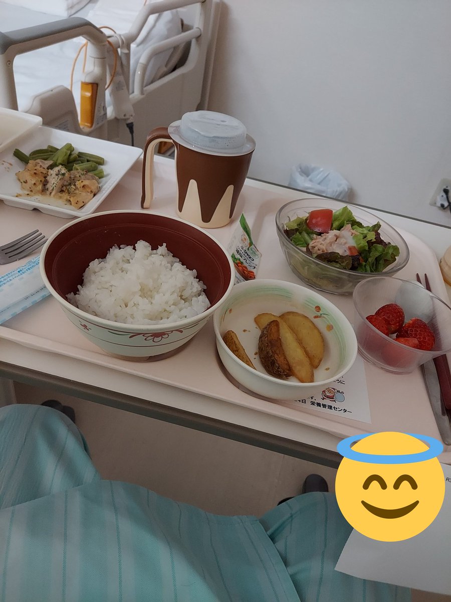 ponpon3495's tweet photo. 昨日の病院食みんなはケーキでたのにぼくだけいちごのみ糖尿とかでもないのになんでよ‼️ https://t.co/cNy0qc3lxh