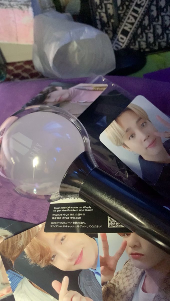 Cherryskieee's tweet photo. superrrrr thank you @ChingusCorner !!! best christmas gift ever to myself! saktong sakto talaga sa christmas ang dating ng armybomb, ptd pc and poster 💜✨ https://t.co/KadHI2fmwf