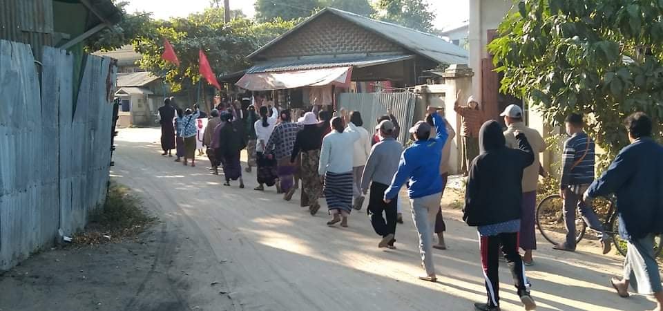 Khithitofficial's tweet photo. ရွှေဘိုတွင် အကြမ်းဖက် ဖက်ဆစ် စစ်တပ်ဆန့်ကျင်ရေး ဆန္ဒပြချီတက်
ရန်ကုန်၊ ဒီဇင်ဘာ ၂၅
ရွှေဘိုရှိ ကျေးရွာတစ်ရွာတွင် ပြည်သူများက အကြမ်းဖက်ဖက်ဆစ် စစ်တပ်ဆန့်ကျင်ရေး ဆန္ဒပြခြင်းကို ဒီဇင်ဘာ ၂၅ ရက်နေ့ နံနက်ပိုင်းတွင် ချီတက်ခဲ့ကြသည်။ https://t.co/eItgFUR8KF