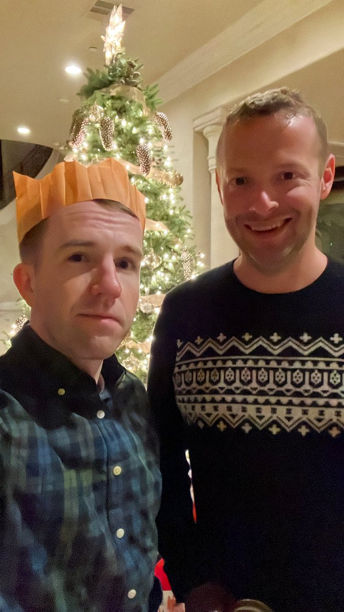 malrase's tweet photo. merry christmas from me and my paper hat https://t.co/aZByisAvY4