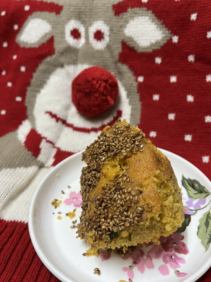 rakeshchaki's tweet photo. Atithi Devo Bhav :. And when Santa ๐
๐ผ And His Reindeer Visiting an #Amdavadi Foodie Family, he deserves to be get traditional snacks instead of Apple pie and Plum cake ๐๐. #Handva
#MerryChristmas
#JorrFood https://t.co/8XpeG7CN5j