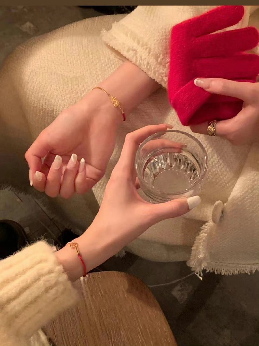 The cold winter becomes romantic because of Christmas, and women become delicate and gorgeous because of their beauty makeup.