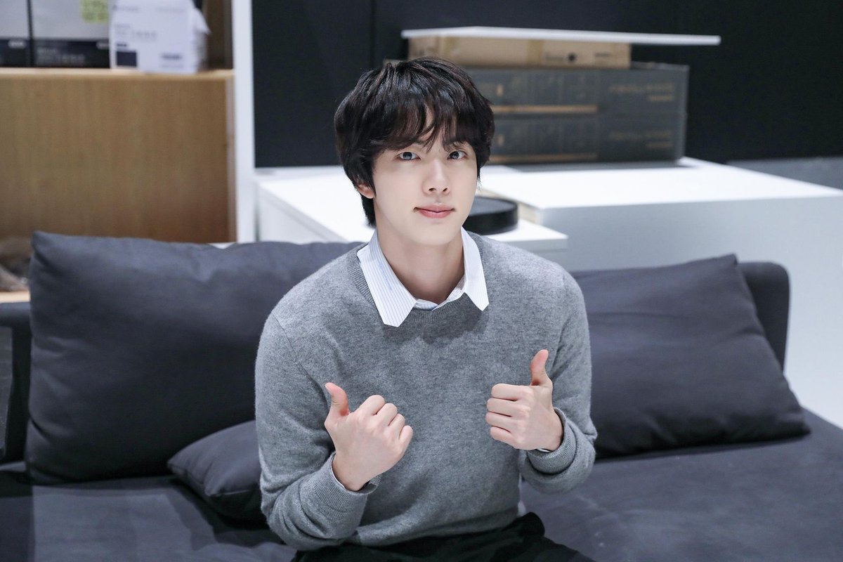 kiss_seven7's tweet photo. — [📸] Detrás de Escena | Hilo de fotos exclusivas de BTS para ARMY: (selcas)

💜: "Felices fiestas con BTS"🎄

#JIN #SUGA #V #JUNGKOOK @BTS_twt (1/9) https://t.co/8UNpHsiqfX