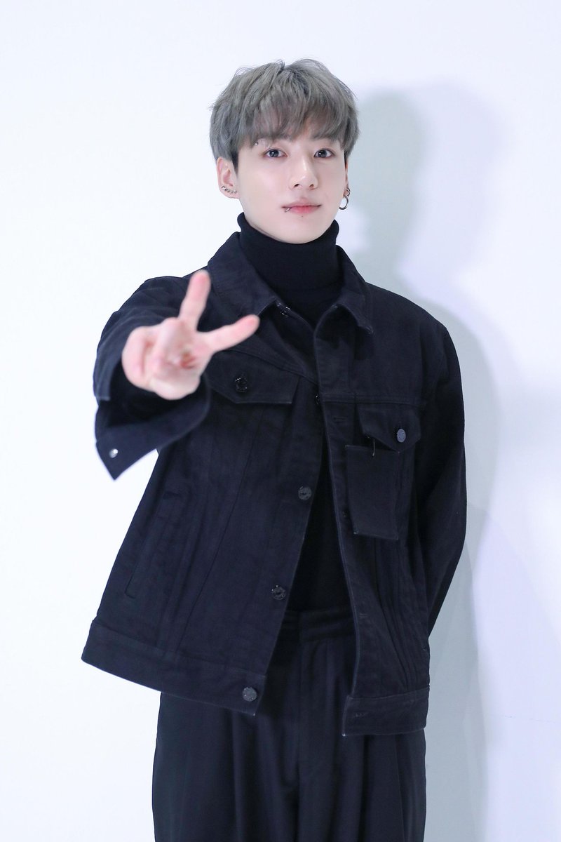 kiss_seven7's tweet photo. — [📸] Detrás de Escena | Hilo de fotos exclusivas de BTS para ARMY: (selcas)

💜: "Felices fiestas con BTS"🎄

#JIN #SUGA #V #JUNGKOOK @BTS_twt (1/9) https://t.co/8UNpHsiqfX