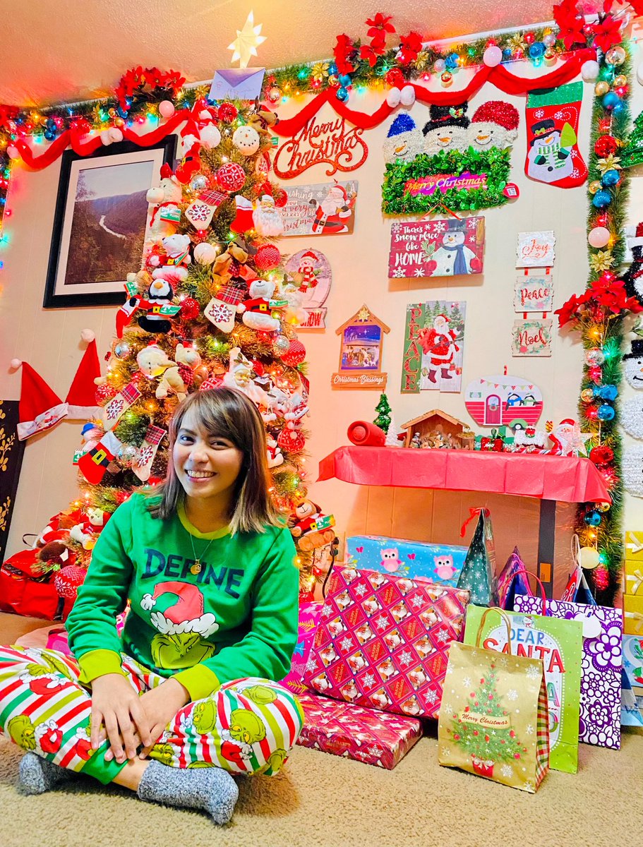 april_alonica's tweet photo. Merry Christmas to y’all! 
🇵🇭🎄🇺🇸 https://t.co/ZGL29qgoCr