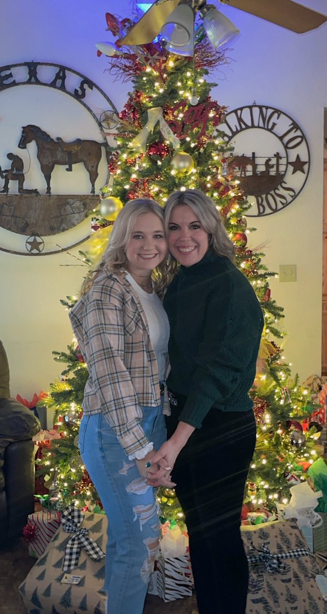 caton_letbetter's tweet photo. thanking god everyday for my biggest blessings. love these people and all that they do❤️ #happybirthdayjesus https://t.co/Lm60mZptCN
