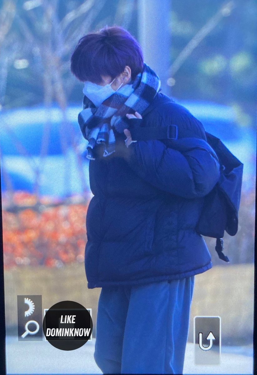 likedominknow98's tweet photo. 211225 가요대전 출근

#스트레이키즈 #리노
#StrayKids #LeeKnow https://t.co/426uuNr4yT