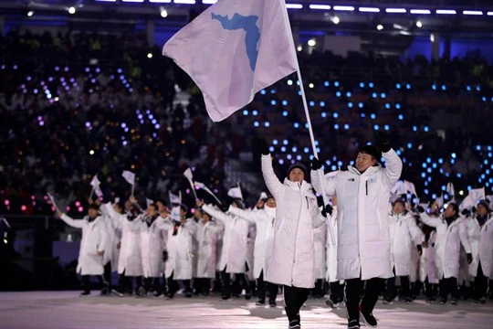 SungYoonLee1's tweet photo. Why does #Urimizokkiri, Workers' Party of Korea propaganda outlet that paeans #KimJongUn each day, have as its header the blue map of Korea (NK calls it "Unification Flag") that S Korean leaders &amp; public blithely wave &amp; display at each inter-Korean photo-op? 
#Psyops #BlueisRed https://t.co/7kFRFNUEkj