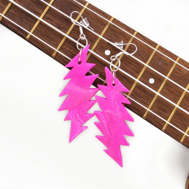 DabStrong's tweet image. Excited to share the latest addition to my #etsy shop: 13 Thirteen Point Lazy Lightning Bolt Heady Handmade Dangle Earrings Bubblegum Pink etsy.me/3poXd6j #gratefuldead #deadandco #bobweir #johnmayer #polymerclay #hippie #thirteenpoint #shakedown #deadlot
