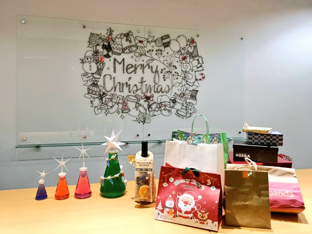 TsyLab's tweet image. Merry Christmas ☃️🎄❄️
This year we only can have a small party for Christmas but still fun and warm. Look! How adorable our hands-on Christmas trees are😍