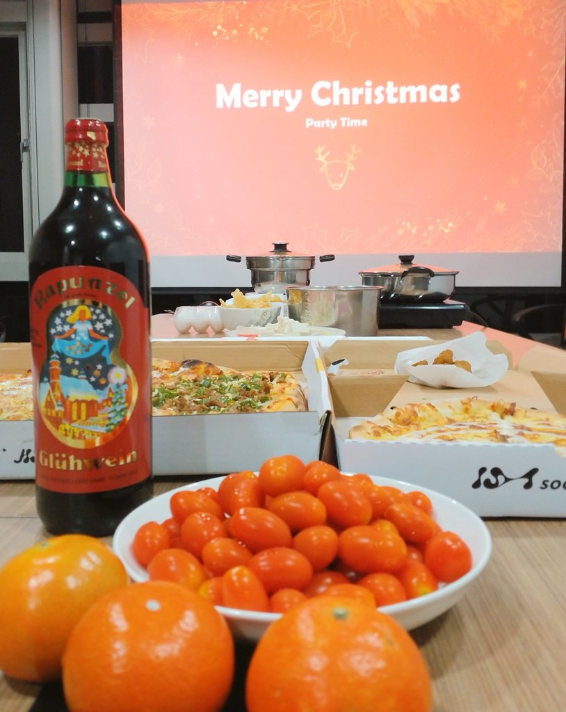 TsyLab's tweet image. Merry Christmas ☃️🎄❄️
This year we only can have a small party for Christmas but still fun and warm. Look! How adorable our hands-on Christmas trees are😍